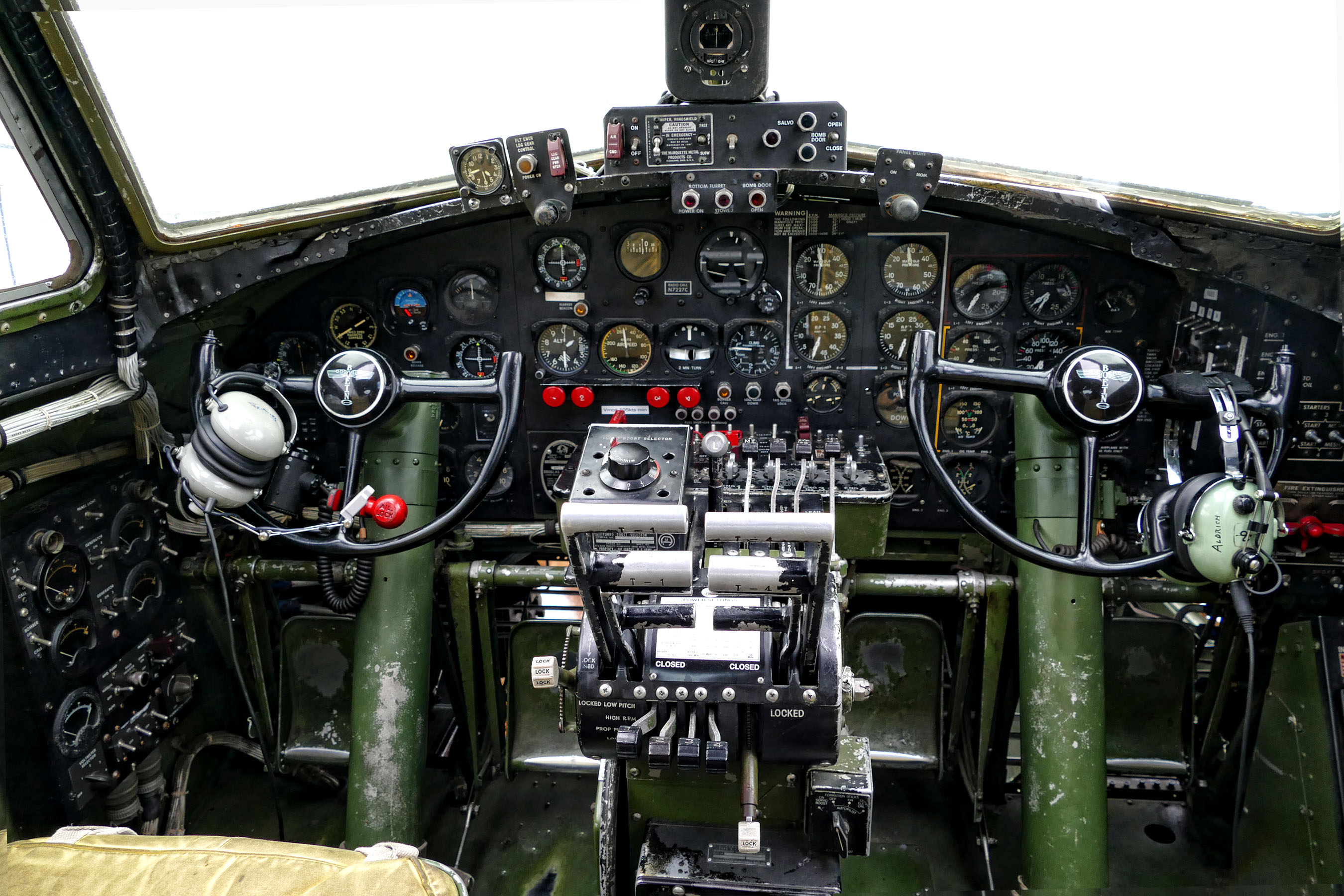 B-17_INSTRUMENT_PANEL-c71
